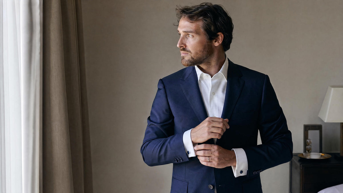 Homme en costume portant une chemise à boutons de manchette, vue lifestyle élégante. Obrázek