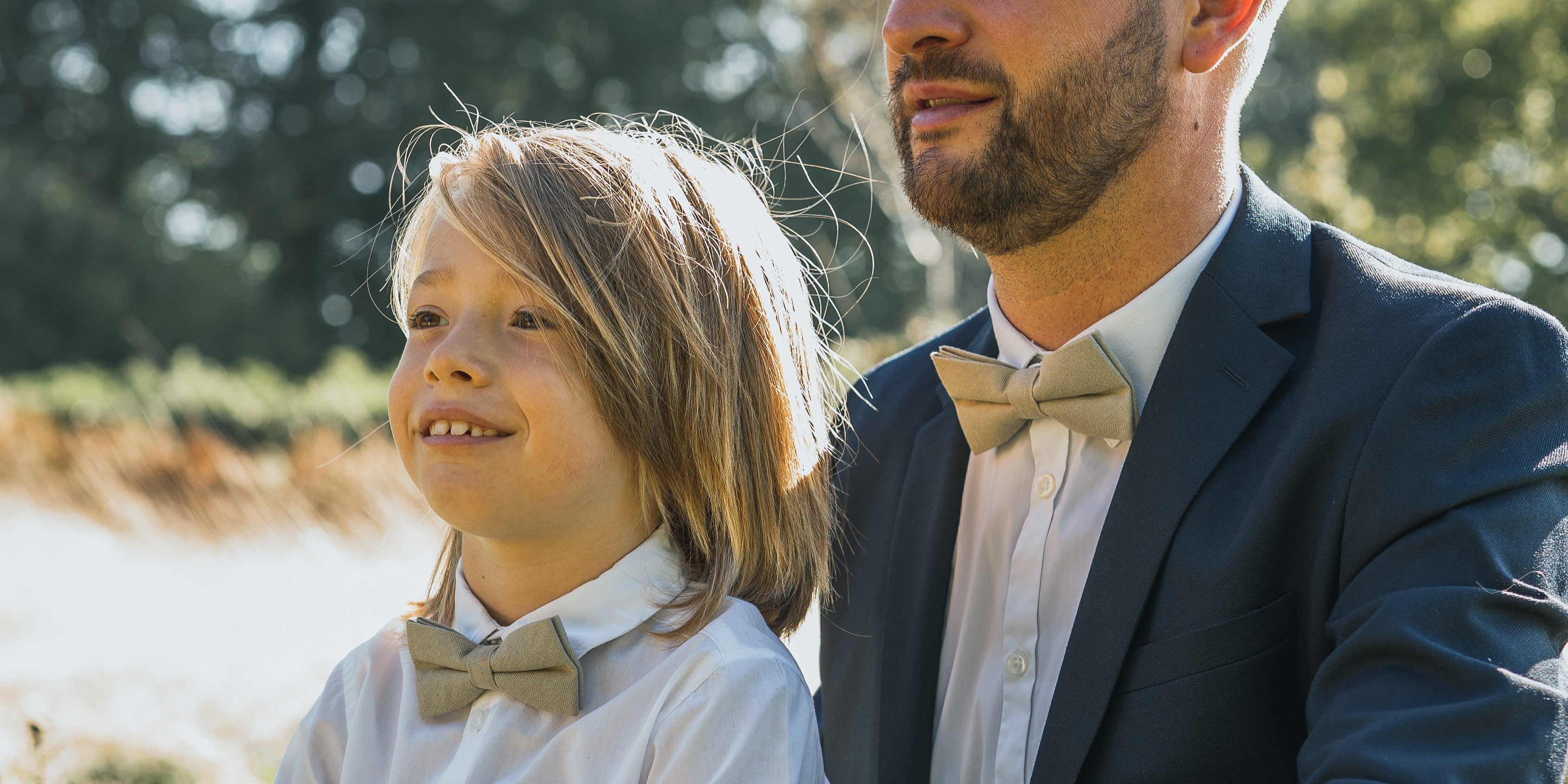 Les Accessoires de Costume pour les Mariages en Plein Air : Guide Estival Obrázek