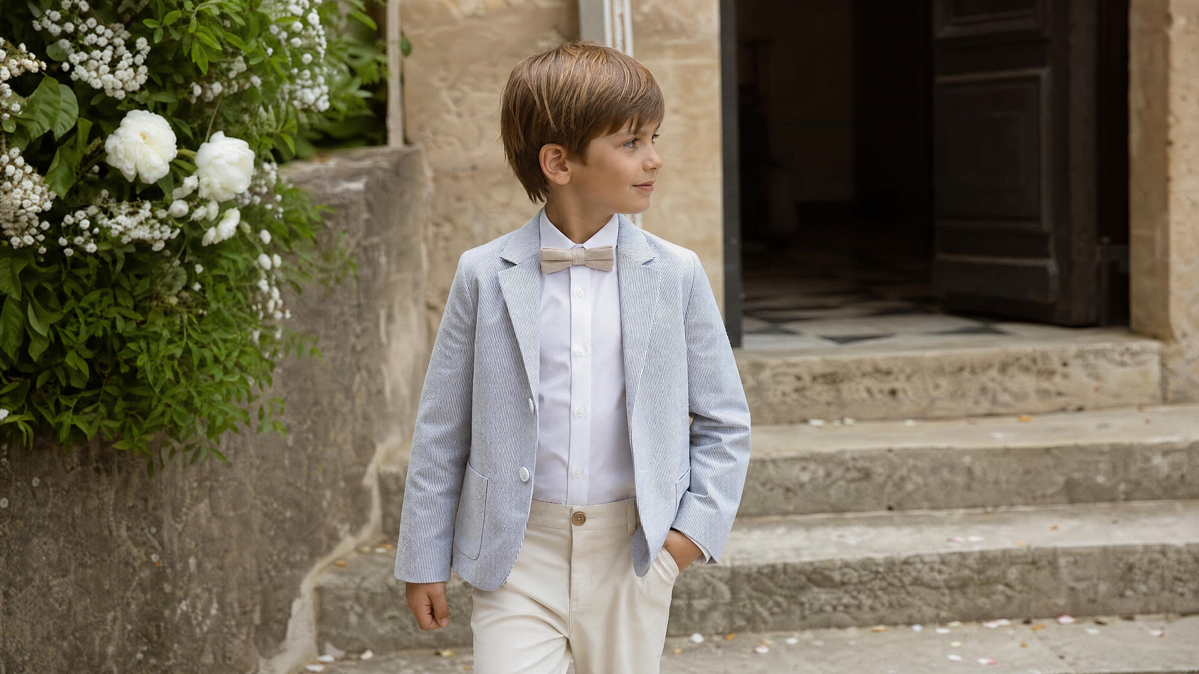 Garçon en tenue de cérémonie avec accessoires adaptés pour un mariage. Obrázek