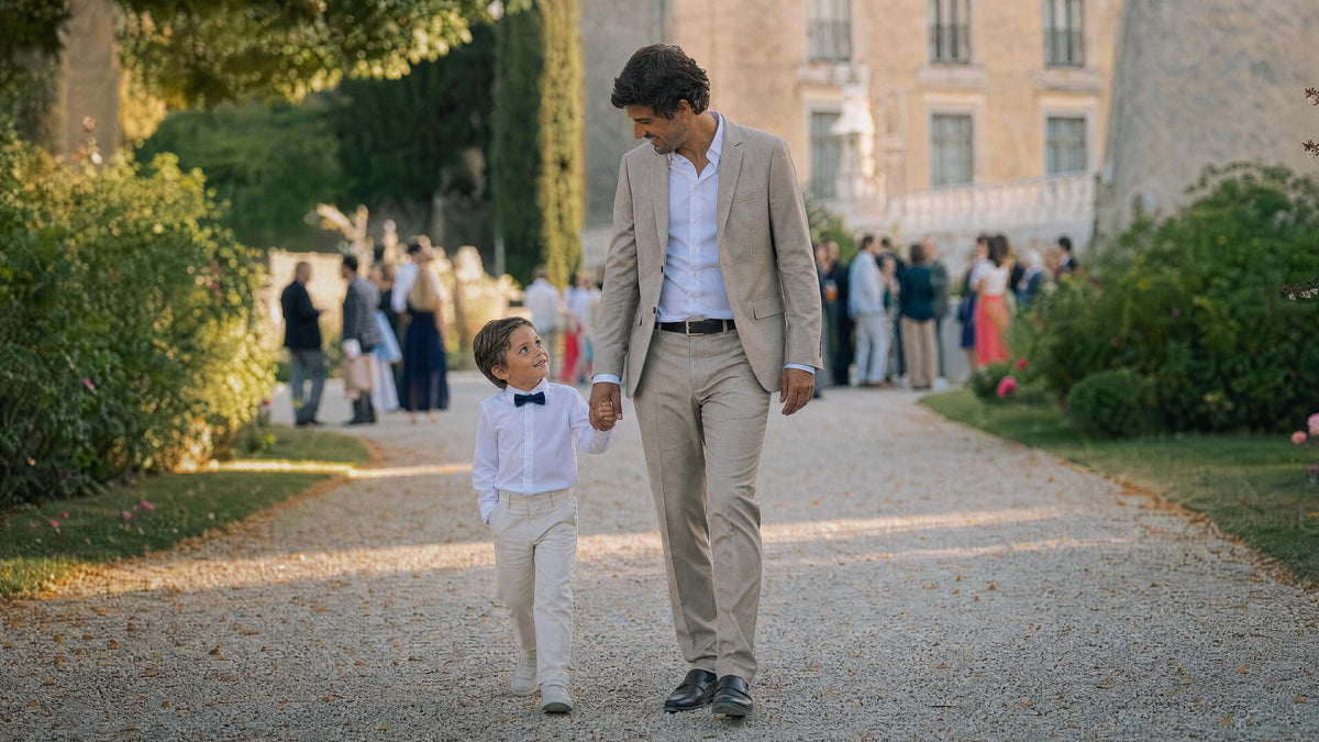 Enfant habillé pour un mariage marchant avec un adulte, tenue élégante et confortable. Obrázek