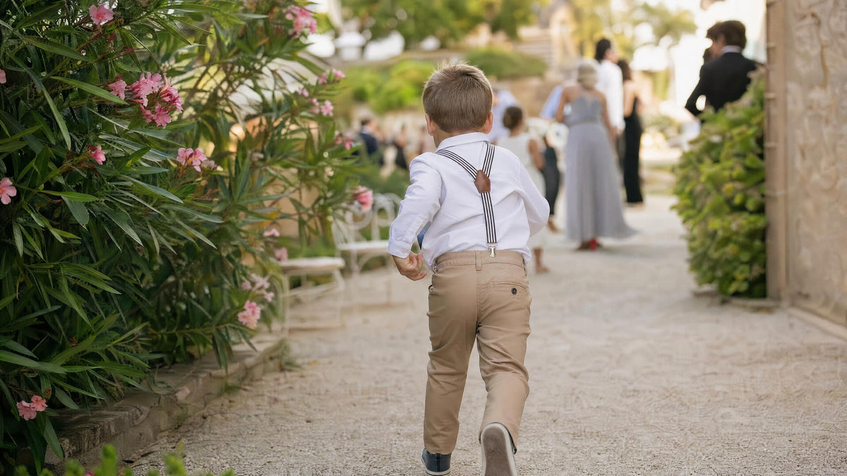 Enfant portant des bretelles pour une cérémonie, tenue élégante et naturelle. Obrázek